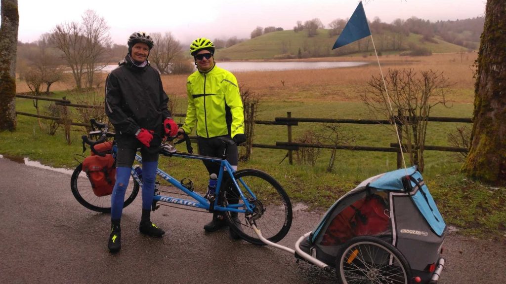 Déficient visuel, il a fait le tour des lacs du Jura en tandem