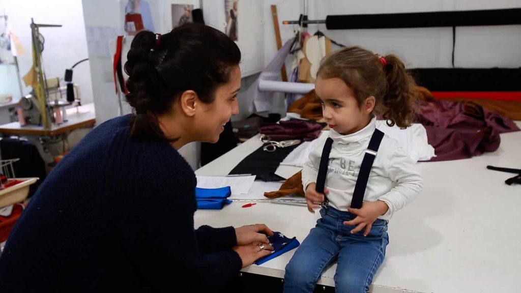 Styliste, elle crée des lignes de vêtements adaptés aux soins médicaux