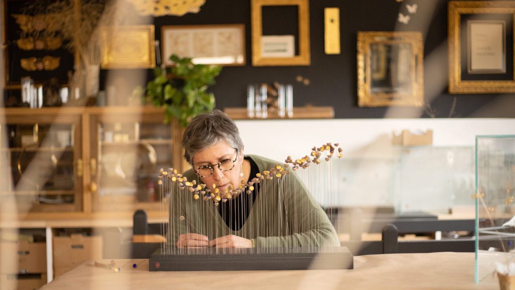 Sophie Blanc, doreuse botaniste, transforme les végétaux en or