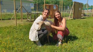 Marie Espias et Nina Lafon avec brebis