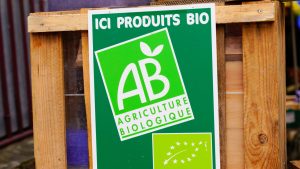 Le label bio AB est inscrit sur une pancarte placardé sur une palette dans un magasin à Bordeaux