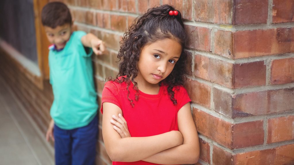 Comment aider un enfant qui subit des moqueries ?