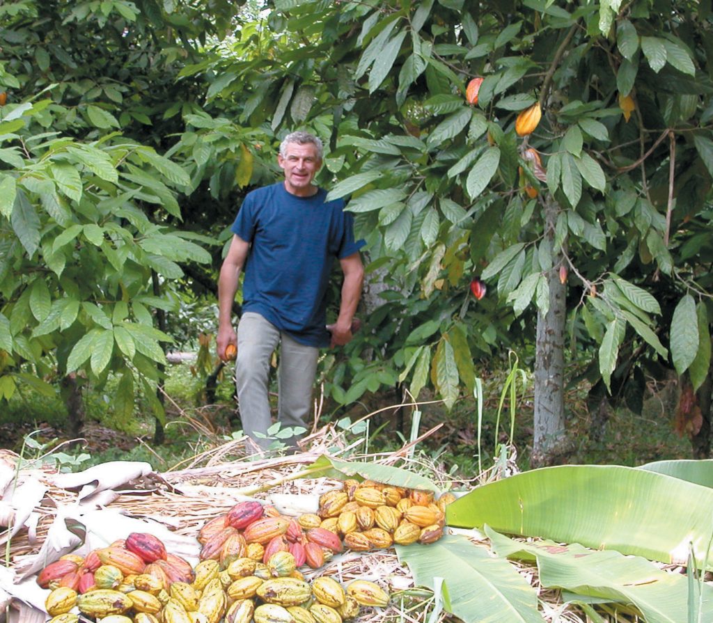 François Pralus au milieu d'une plantation.