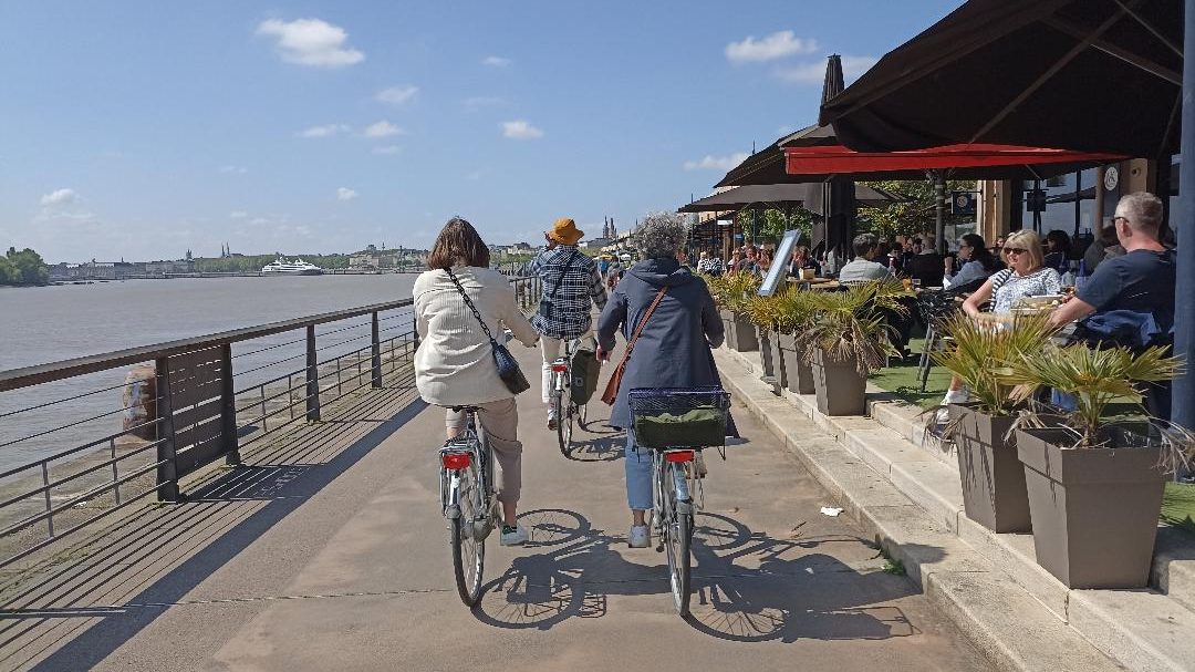 Monsieur Bacchus propose un circuit touristique à vélo à Bordeaux.