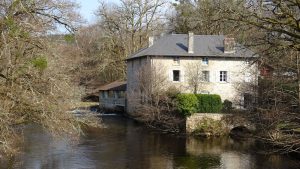 des barrages hydroélectriques à l'intérieur d'anciens moulins à eaux