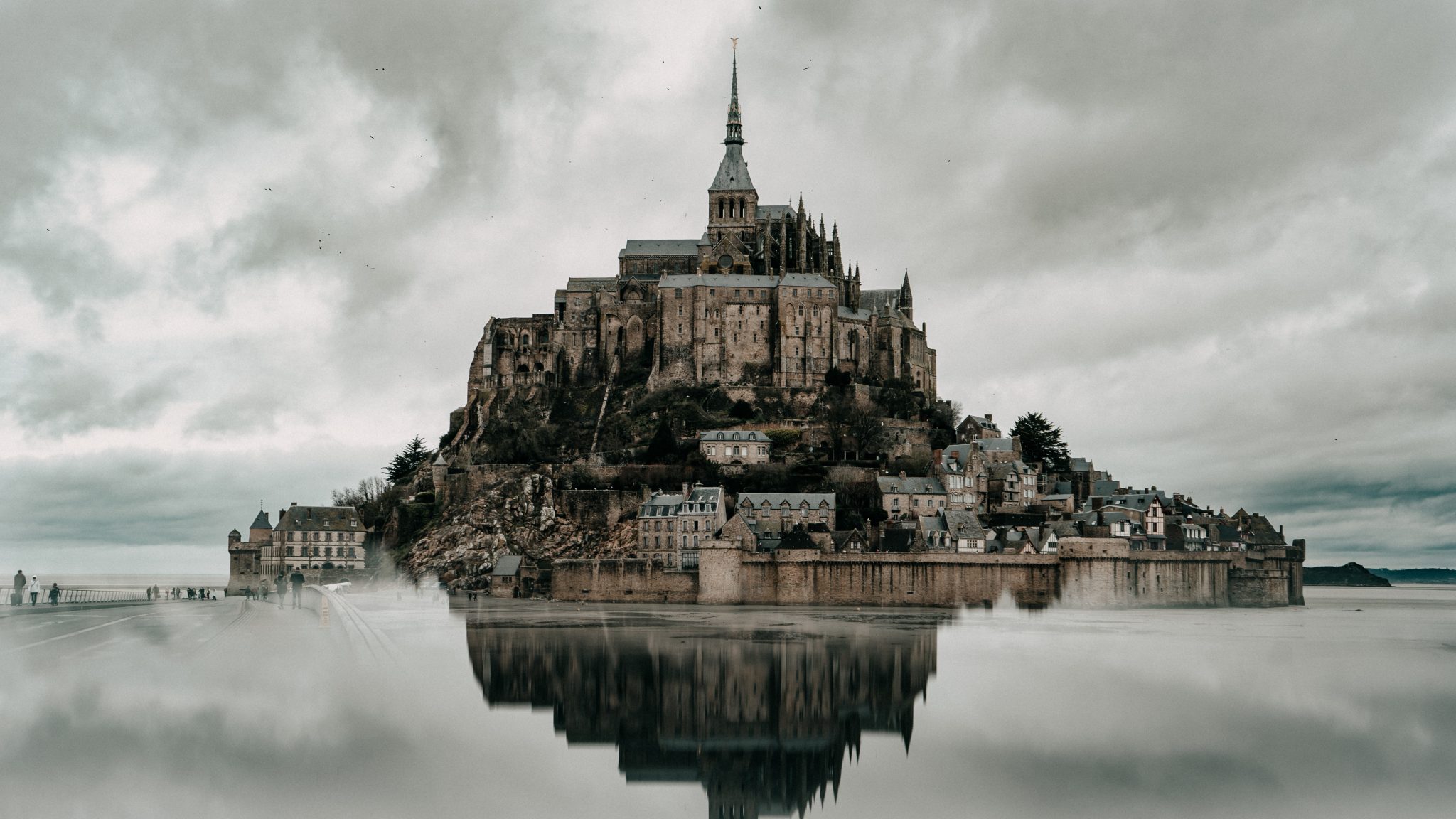 Il réalise le tour du Mont-Saint-Michel à la nage, une première !