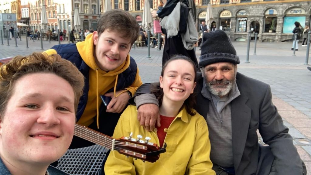 Y’a d’la joie : ces jeunes jouent de la musique pour les sans-abris