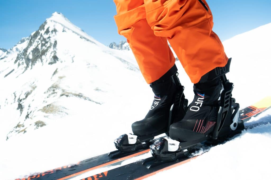 zUFO, une chaussure de ski confortable adossée à un exosquelette