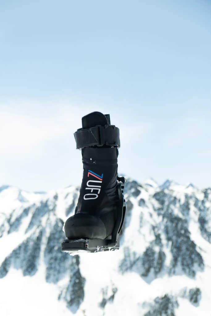 zUFO, une chaussure de ski confortable adossée à un exosquelette