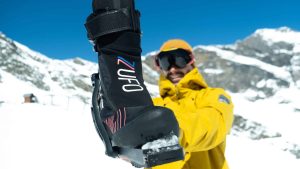 zUFO, une chaussure de ski confortable adossée à un exosquelette