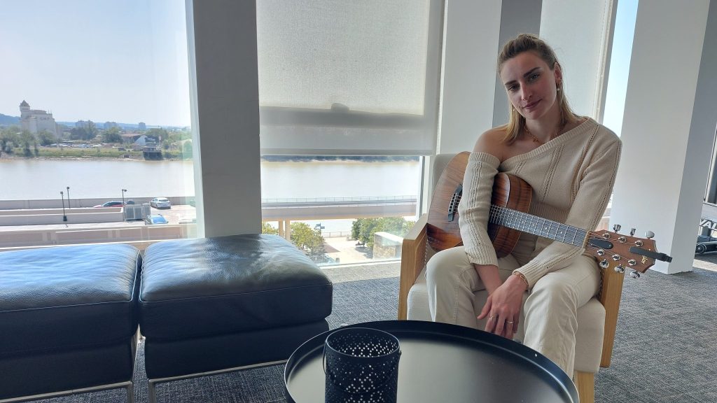 Musique : Philippine Lavrey sort son premier solo « Tomber en amour »