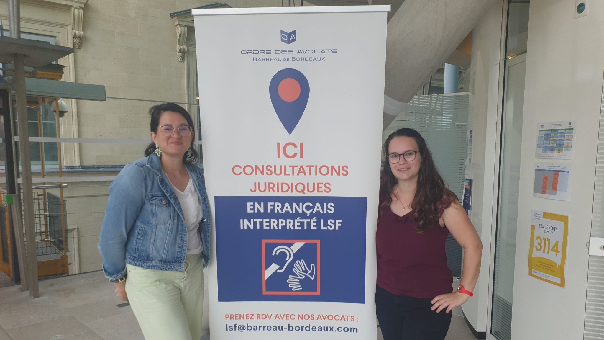 Me Adeline Subtil et Karine Thénard, interprète français en langue des signes française assurent les consultations juridiques pour le public sourd