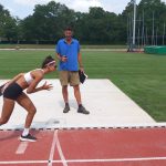Célia Terki est dans un couloir prêt à courir. Son entraîneur Wilfried Krantz se tient à côté