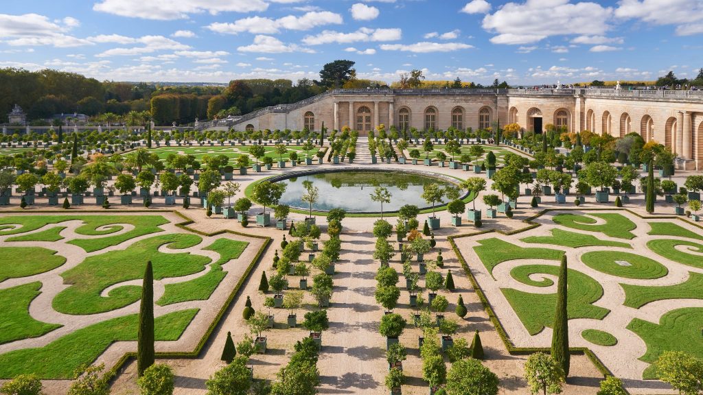 Aux beaux jours, on flâne dans les jardins du château de Versailles