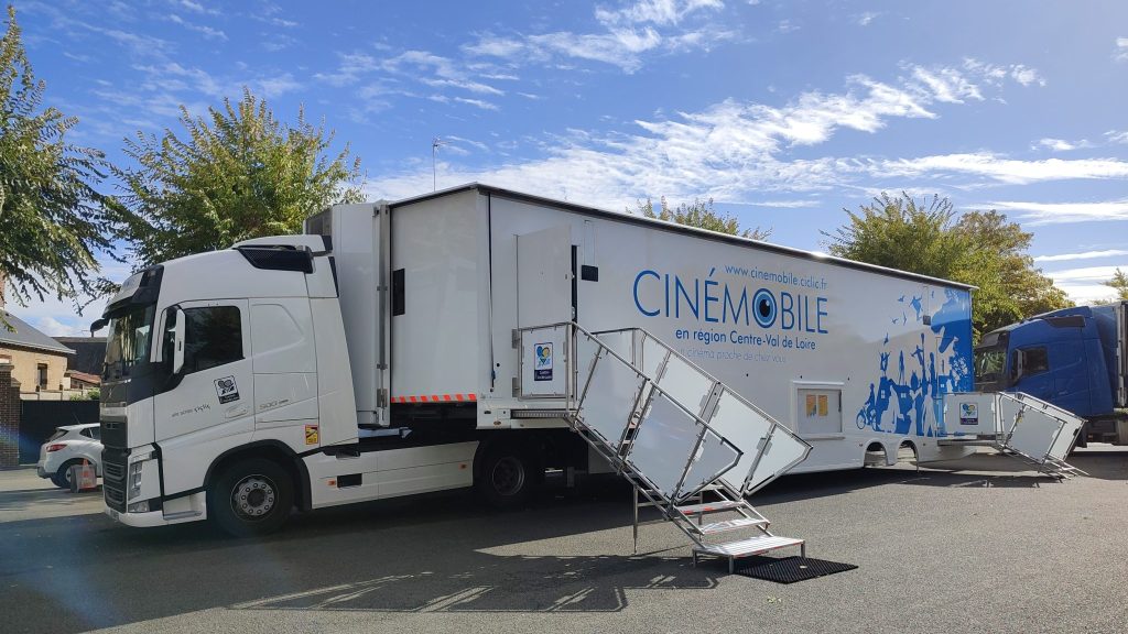 Le Cinémobile, une salle de cinéma itinérante unique en France