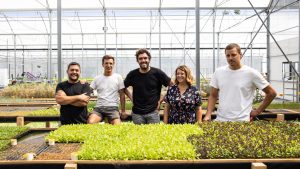 Les fondateurs de Nouvelles Fermes : Laura Gaury, Thomas Boisserie, Clément Follin, Arbelet, Paul Morel et Edouard Wautier, dans la ferme aquaponie urbaine à Mérignac