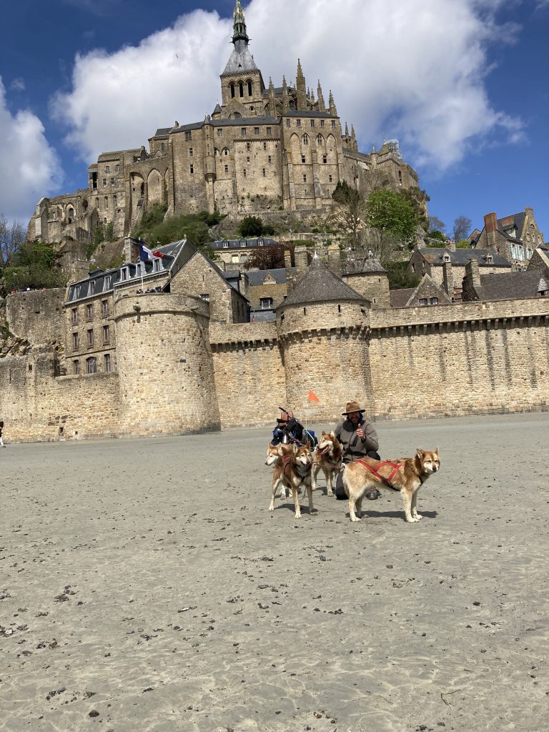 Ce Jurassien est parti en voyage avec ses quatre chiens de traineaux