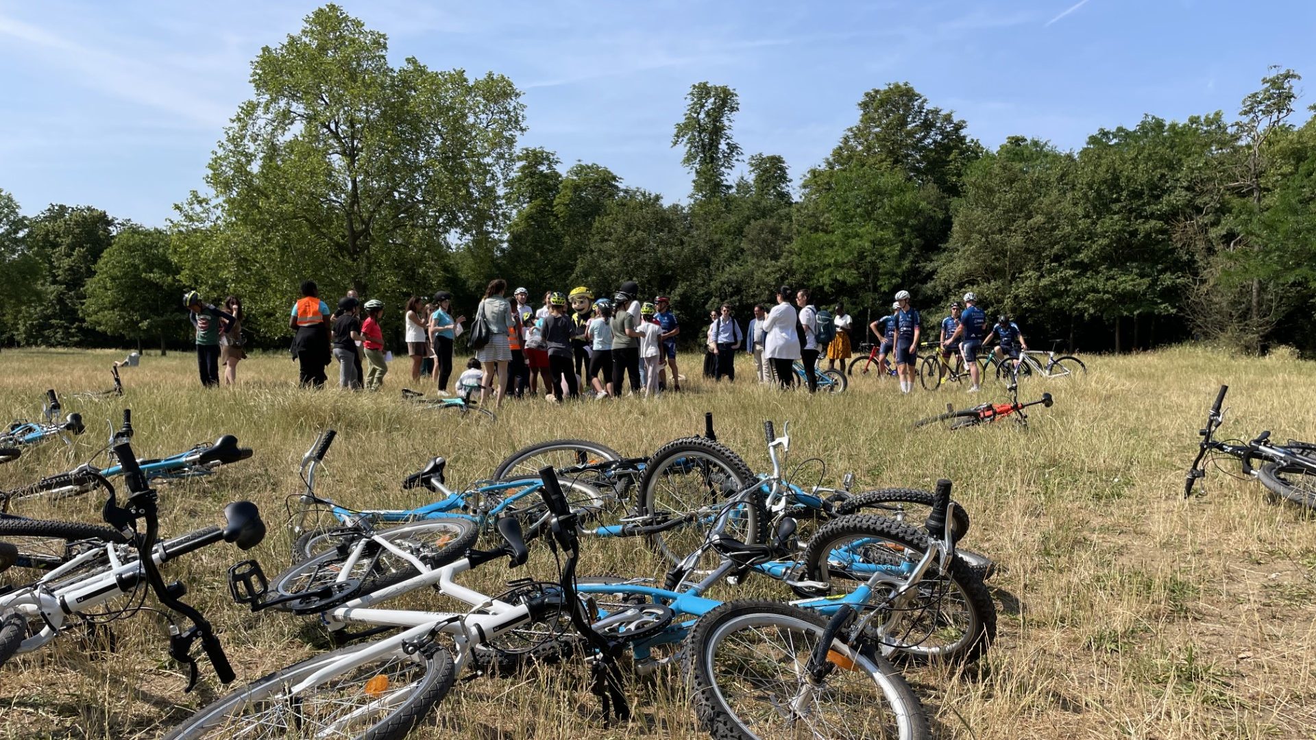 A Charenton Le Pont près de Paris, l'opération du Tour de France Un vélo pour tous les enfants