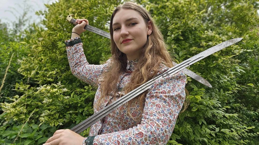 Mathilde, 21 ans, pratique une danse entre art martial, sport et sabre