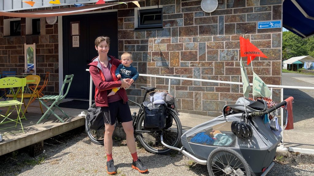 Cette maman parcourt la France à vélo avec sa fille de 10 mois