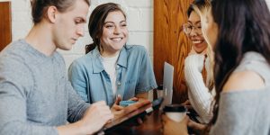 Des étudiants heureux sont réunis autour d'une table