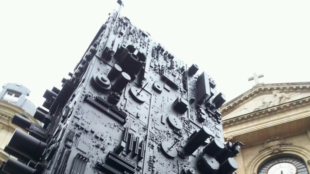 Cet artiste crée des sculptures à base de déchets informatiques