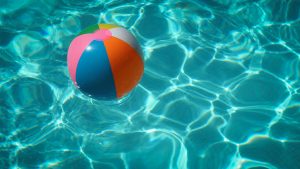 Un ballon multicolore dans une piscine