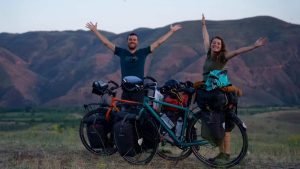 A vélo, ils réalisent un voyage culinaire de Lyon à Osaka