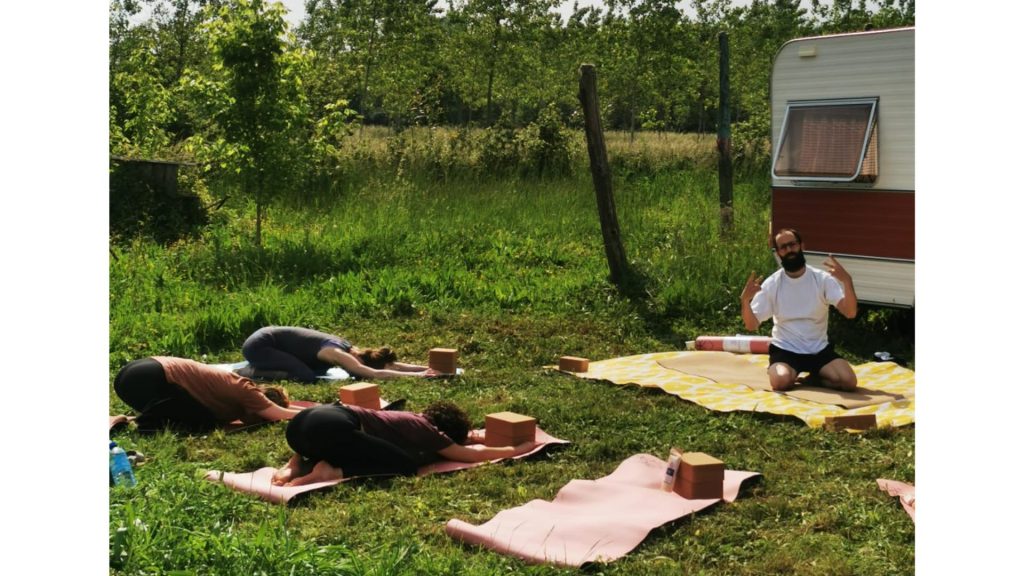 Un cours de yoga en plein air.