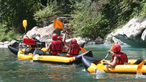 Une colonie de vacances en activité canoé.