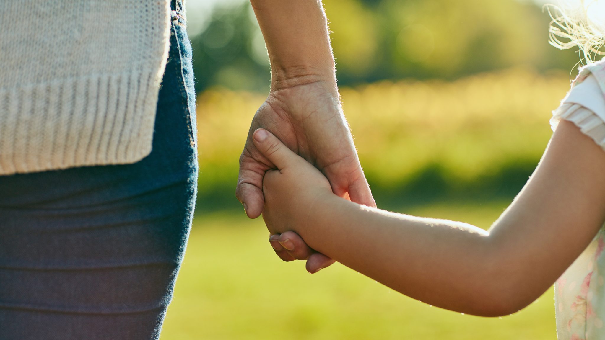 Une mère et sa fille main dans la main.