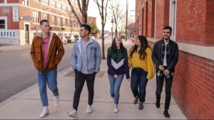 Un groupe d'étudiants marche dans la rue