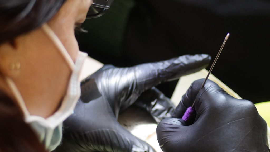 Cette ancienne chercheuse tatoue le son des animaux sur la peau