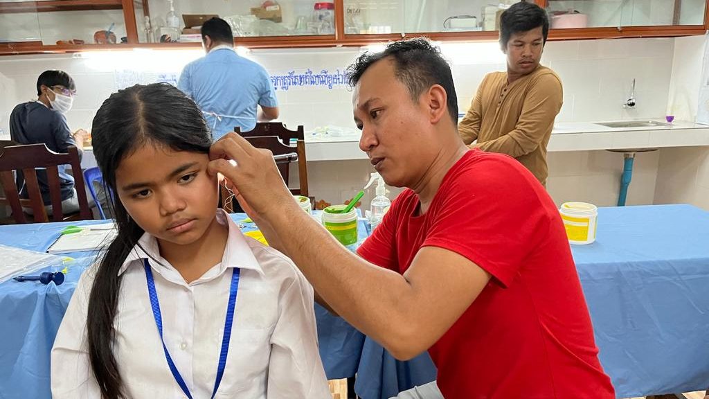 Appareiller les enfants sourds au Cambodge avec l’association ESC