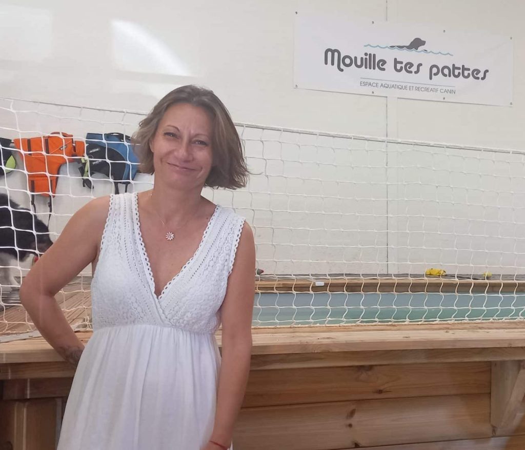 Laurence Pech fondatrice de Mouille tes pattes pose devant la piscine