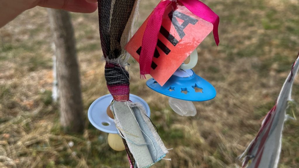 Un arbre à tétines installé dans un parc de Saint-Nazaire