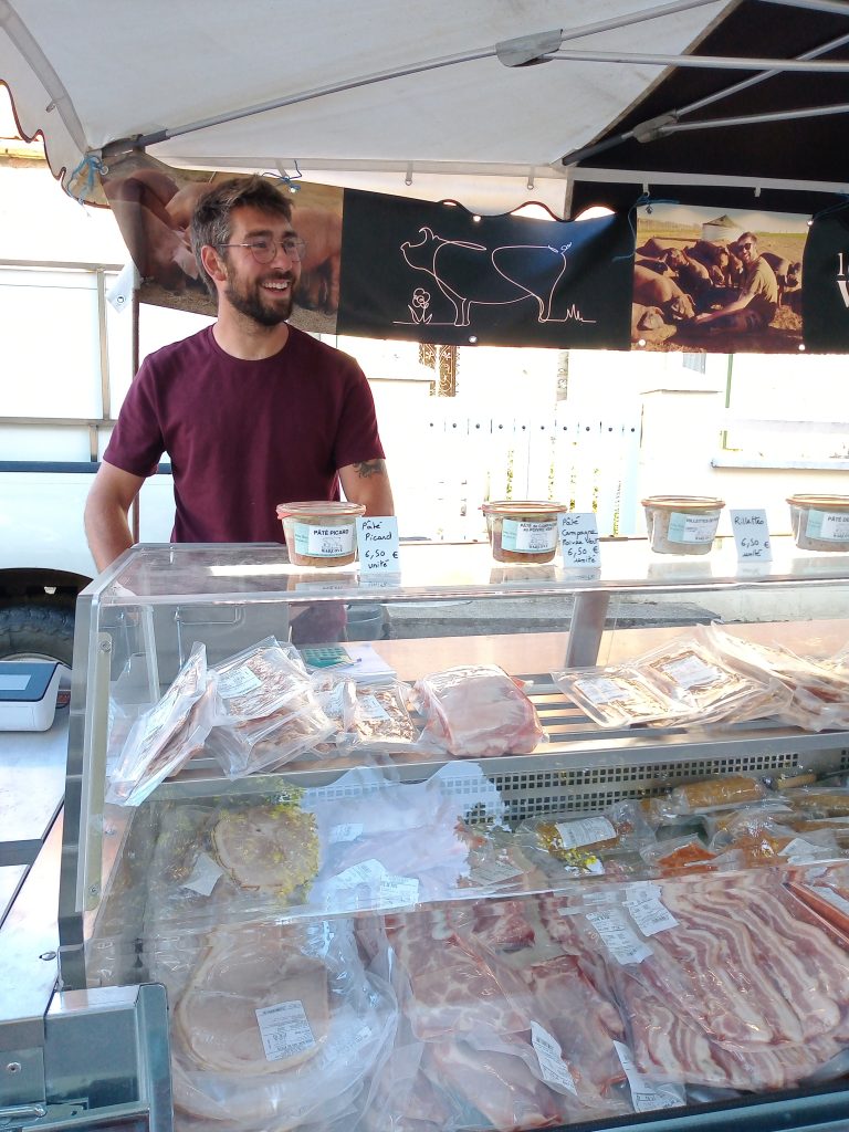 Quentin derrière son stand en plein marché.