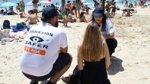 Des médiatrices et médiateurs de Safer Plage vont à la rencontre du public