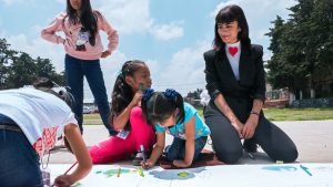 Cocovan à Mexico en présence de jeunes filles qui écrivent sur la lettre parterre