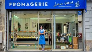 La façade bleue immanquable de la fromagerie, rue popincourt.