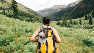 Une randonneuse en montagne