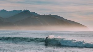 Un surfeur dans l'eau.