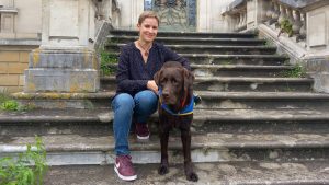 Stéphanie Martins et Oggy un labrador chien d'assistance qui détecte les crises d'épilepsie