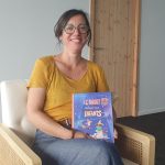 Marie Cresp pose avec sa BD Le droit expliqué aux enfants