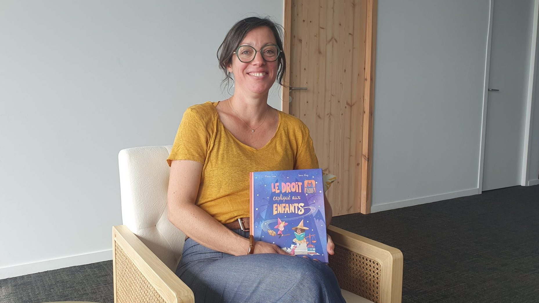 Marie Cresp pose avec sa BD Le droit expliqué aux enfants