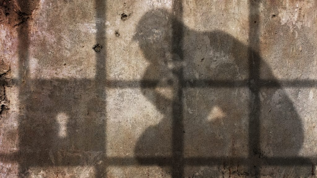 L'ombre d'un homme en prison.