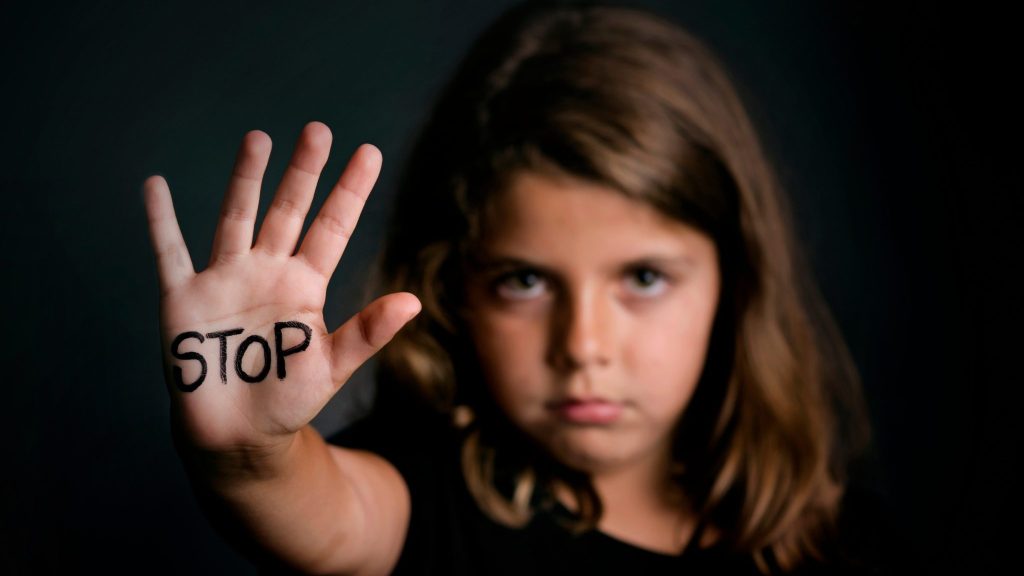 Une jeune fille dit stop au harcèlement scolaire.