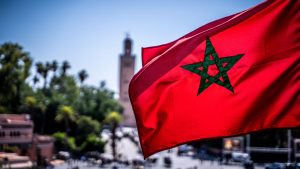 Un drapeau du Maroc flotte dans les airs