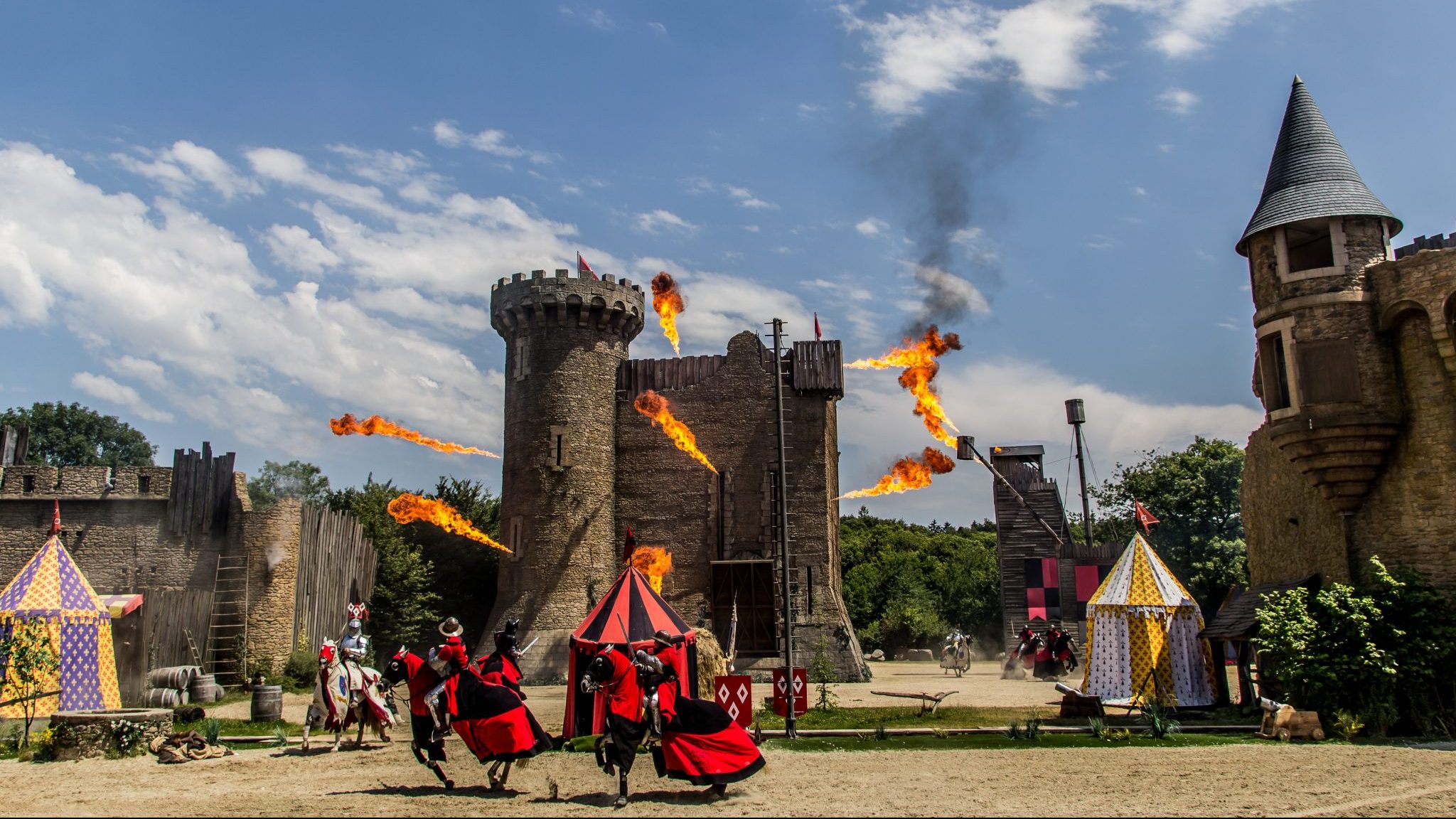 Les Chevaliers et l'attaque du château du Puy du Fou.