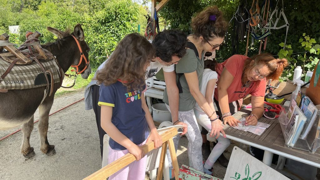 La randonnée avec un âne, une belle expérience à faire en famille